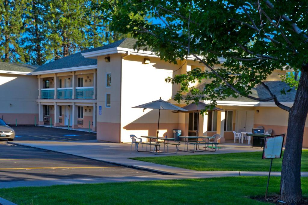 Shasta Pines Motel & Suites Burney Eksteriør bilde