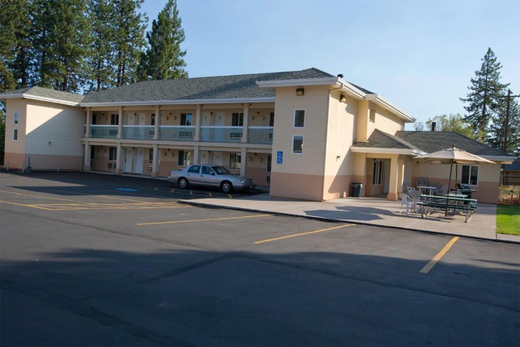 Shasta Pines Motel & Suites Burney Eksteriør bilde
