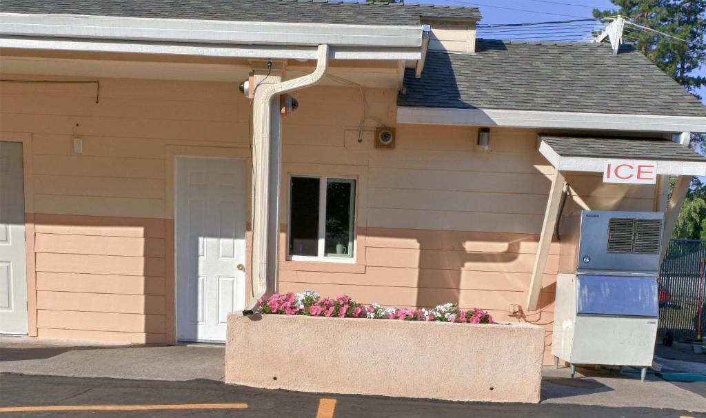 Shasta Pines Motel & Suites Burney Eksteriør bilde