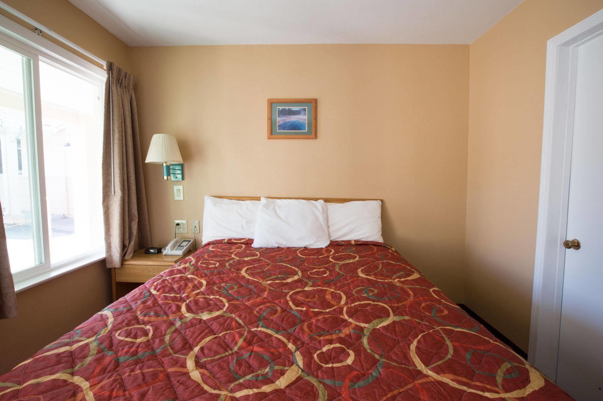 Shasta Pines Motel & Suites Burney Eksteriør bilde
